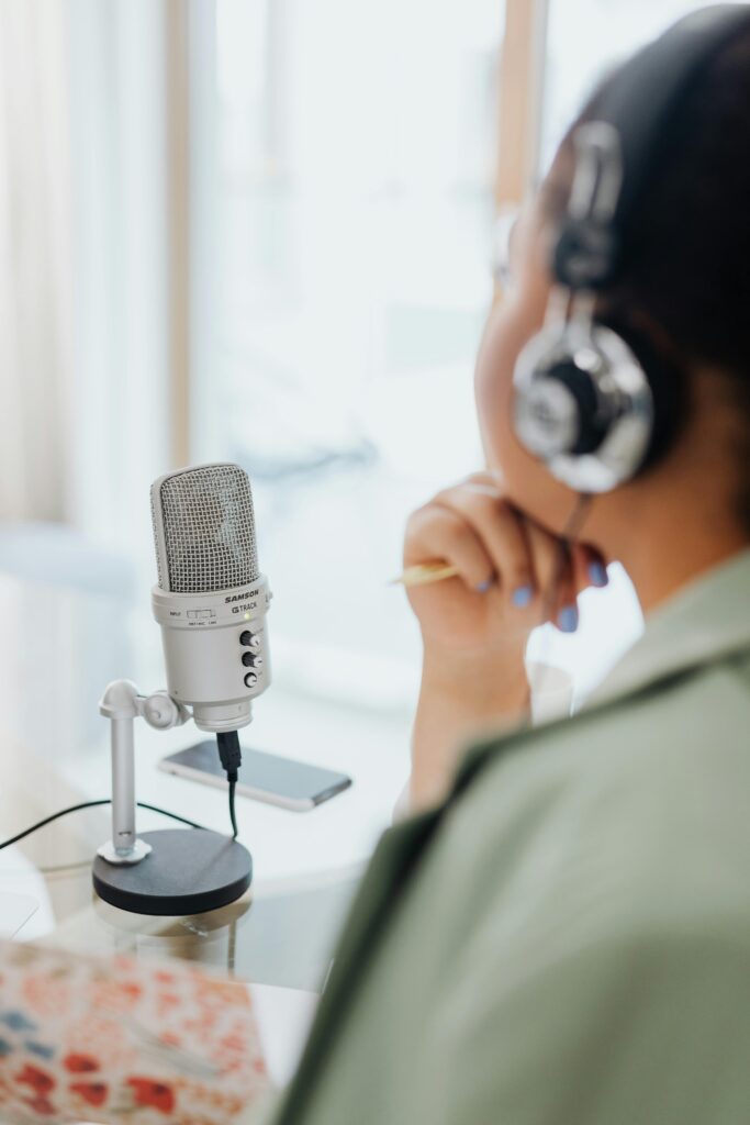 Donna con cuffie e microfono