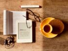 Immagine in evidenza nell'articolo rappresenta un libro cartaceo e la sua versione digitale in formato ebook mostrato attraverso un apposito strumento digitale anche noto come e-reader