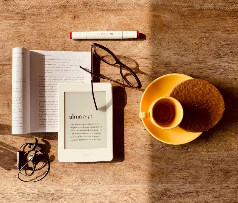 Immagine in evidenza nell'articolo rappresenta un libro cartaceo e la sua versione digitale in formato ebook mostrato attraverso un apposito strumento digitale anche noto come e-reader