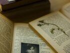 l'immagine mostra vecchie pagine di libro e ritratto fotografico di donna. Lo stile dell'immagine è vintage in contrapposizione al presente dell'editoria gestita da logiche algoritmiche e AI