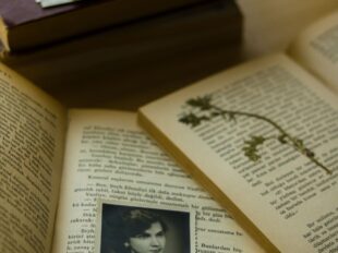 l'immagine mostra vecchie pagine di libro e ritratto fotografico di donna. Lo stile dell'immagine è vintage in contrapposizione al presente dell'editoria gestita da logiche algoritmiche e AI